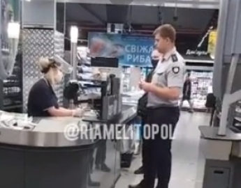 Особое отношение к людям в форме в Мелитополе возмутило соцсети - кому без масок в супермаркет можно (видео)