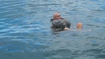 Спасительные 3 хлопка: моряк показал прием, который поможет не утонуть