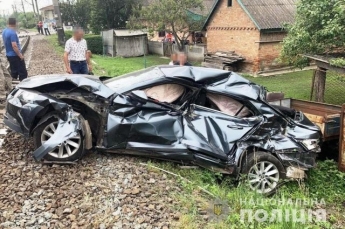 В Винницкой области поезд протаранил легковой автомобиль: есть жертвы
