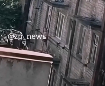В сети появилось видео, как маленькая девочка слезает с 5-этажного здания Запорожья