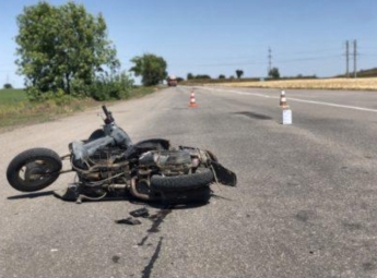 На запорожской трассе в аварии скутер отбросило на несколько десятков метров: водитель в реанимации (ФОТО)