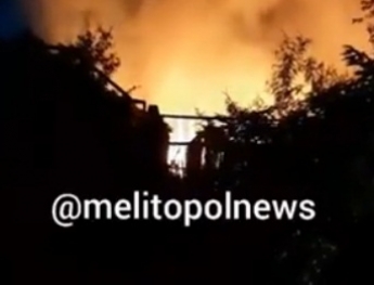 В Мелитополе ночью сгорел частный дом (видео)