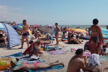 Кирилловка едва помещает на пляжах отдыхающих (видео)