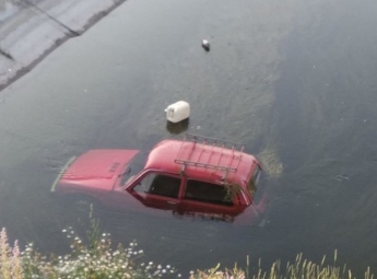 Под Мелитополем в канале утонул автомобиль (фото)