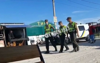 В Кирилловке полицейский расслаблялся на служебном авто (видео)