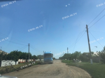 Машины переворачиваются – в 20 километрах от Мелитополя по дороге не проехать (фото, видео)