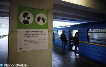 Маска из лопуха: как киевляне соблюдают карантин в метро (фото)