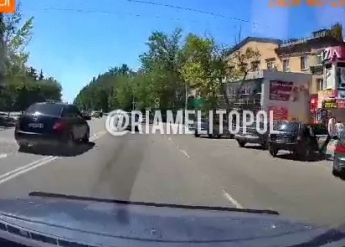 В Мелитополе таксист-беспредельщик ездит по встречке с пассажирами (видео)