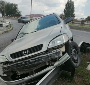В Запорожье серьезное ДТП:  автомобиль вылетел за отбойник (фото, видео)