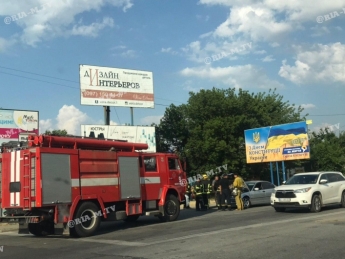 В Мелитополе на проспекте у БМВ на ходу загорелся моторный отсек - спасатели рассказали подробности происшествия (фото, видео)