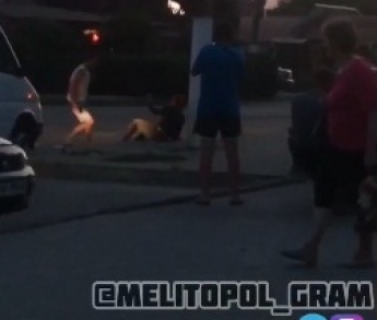 В Мелитополе пьяная женщина била по машинам и бросалась под колеса (видео 18 +)
