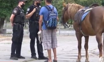Скандал с "принцем" на коне в супермаркете Киева получил неожиданное продолжение: видео
