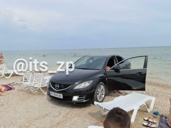 В Кирилловке водитель поставил свое авто среди шезлонгов на берегу моря (фото)
