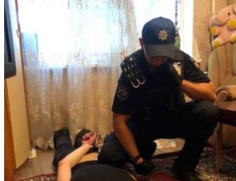 На Днепропетровщине неадекватный мужчина в бронежилете на улице угрожал прохожим: в доме у него нашли оружие (фото)