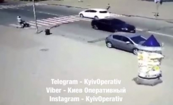 Под Киевом авто на скорости снесло мать с детьми: жуткий момент попал на видео