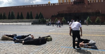На Красной площади активисты устроили демарш обнулению Путина: их задержала полиция