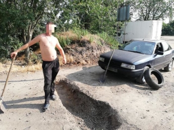 Курьезы. В Мелитополе мужчина перекопал дорогу из-за того, что машины мешали ему спать (фото)