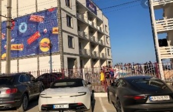 Не хуже, чем в Монако: сеть поразили роскошные авто на стоянке под Одессой, фото