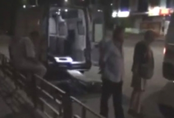 В Мелитополе на улице обнаружили мужчину без сознания (видео)