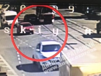 В Днепре на Каруны Ford врезался в трамвай: видео момента ДТП