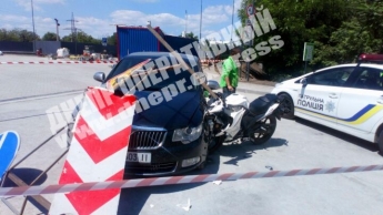 В Днепре на Космической мотоциклист влетел в Skoda: женщину госпитализировали (фото)