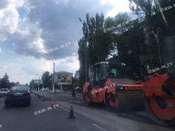На центральном проспекте Мелитополя укладывают финишный слой асфальта (фото, видео)