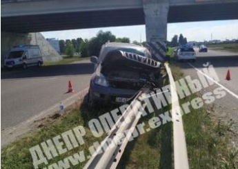 В Днепре на Донецком шоссе Toyota на скорости влетела в отбойник: фото