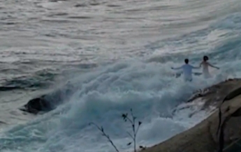 В США волна смыла молодоженов в океан (видео)