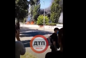 Есть угроза взрыва, дорога в аэропорт перекрыта: видео сильного пожара в Киеве