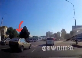 Родились в рубашках - в  Мелитополе водитель едва не сбил пешеходов на переходе (видео)