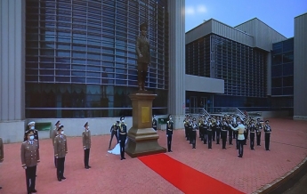В Казахстане открыли монумент Назарбаеву (фото)
