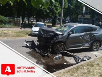 В центре Запорожья произошло лобовое столкновение автомобилей: внедорожник вылетел на «красный» (ВИДЕО)