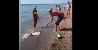 Убивали шампуром на глазах у детей: в сети показали видео с "рыболовами" на украинском пляже