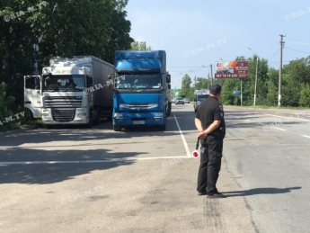 На въезде в Мелитополь установили блокпост – не пускают фуры (фото, видео)