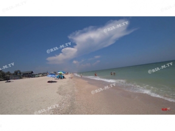 В Кирилловке на Федотовой косе пляжи полупустые (фото, видео)