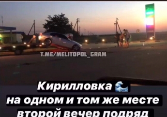 В Кирилловке БМВ после аварии увозили на эвакуаторе (фото)