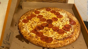 Ресторан попал в скандал из-за свастики на пицце