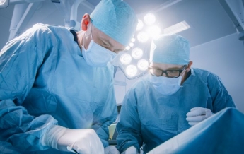 Врачи-герои: львовские хирурги провели первую операцию по пересадке сердца