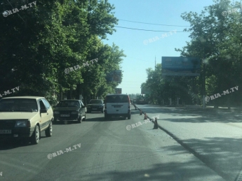 В Мелитополе на центральный проспект выехала тяжелая техника – движение затруднено (фото, видео)