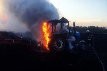 На Днепропетровщине во время сбора урожая сгорел трактор