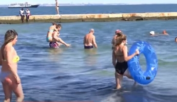 Небезпека на курорті: медузи-корнероти вжалили десяток відпочивальників у Одесі