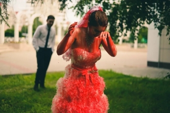В России невесту на выходе из ЗАГСа облили кровью, но это была не месть: фото и видео