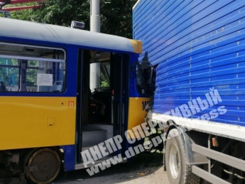 В Днепре на улице Строителей трамвай врезался в грузовик: подробности и фото