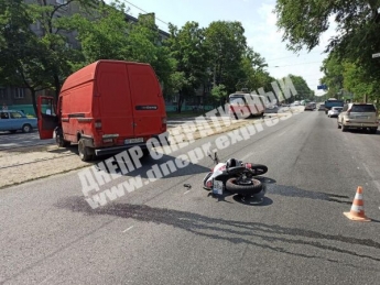 В Днепре на Богдана Хмельницкого мотоциклист влетел в микроавтобус: мужчину госпитализировали (фото)