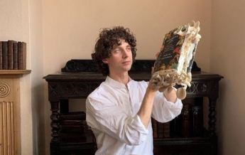 Биолог съел грибы, выращенные на его книге о грибах (фото, видео)