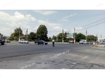 Как полицейские в Мелитополе пешеходов "за руку" переводят через дорогу (фото, видео)