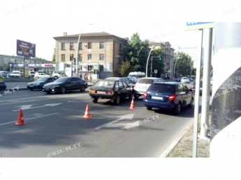 В Мелитополе ВАЗ пытался пролезть между двумя автомобилями (видео, фото)