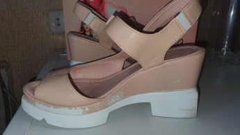 Жительница Мелитополя купила обувь с сюрпризом в модном бутике