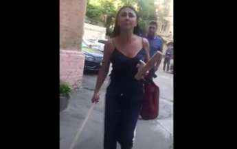 В Киеве агрессивная женщина накинулась на человека