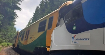В Чехии произошло лобовое столкновение поездов: есть погибшие и десятки пострадавших. Фото
